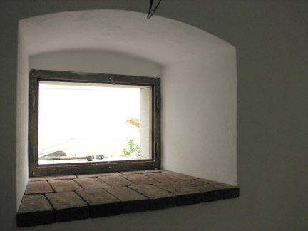 10. května: Parapety okenních otvorů kryjí historické cihly ze zelenohorské cihelny, složené opět dle originálu.