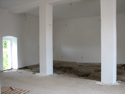 Ve vedlejším prostoru zbývá také již jen opravit podlahu, v tomto případě kleťovaný beton.